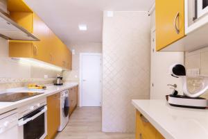 Kuchyňa alebo kuchynka v ubytovaní Rentcostadelsol Malagueta Miramar