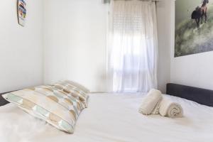 Posteľ alebo postele v izbe v ubytovaní Rentcostadelsol Malagueta Miramar