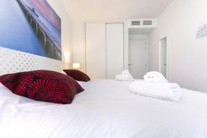 Posteľ alebo postele v izbe v ubytovaní Rentcostadelsol Malagueta Miramar