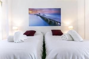 Posteľ alebo postele v izbe v ubytovaní Rentcostadelsol Malagueta Miramar