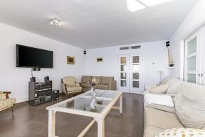 Televízia a/alebo spoločenská miestnosť v ubytovaní Rentcostadelsol Malagueta Miramar
