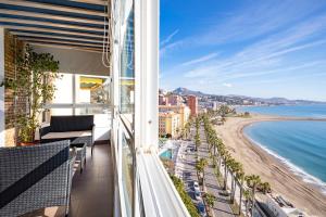 マラガにあるFrente a playa Malagueta Miramarのビーチの景色を望むアパートメントバルコニー