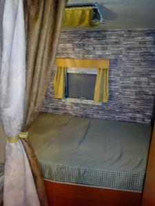 a bed in a room with a window at Camping Pitsoni in Sikia