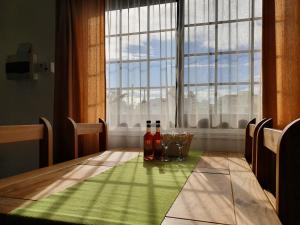 einen Tisch mit zwei Flaschen Wein auf einem grünen Tischtuch in der Unterkunft Tina’s Cozy Studio in Polis Chrysochous