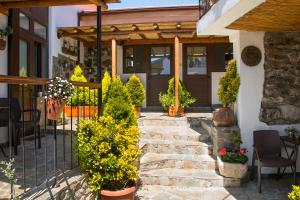 una casa con un camino de piedra que conduce a una puerta principal en AgroSpito Traditional Guest House, en Agros