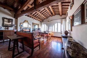ein Wohnzimmer mit einem Klavier und einem Tisch in der Unterkunft Casa Spagnoli in Assisi