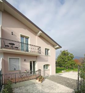 een villa met uitzicht op de bergen bij Villa indipendente a pochi passi dal lago in San Felice del Benaco