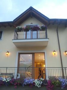 A balcony or terrace at Bellaguarda ROOMS 10min da Tirano