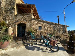 een groep fietsen geparkeerd buiten een gebouw bij La casa dels ocells in Granollers de Florejacs