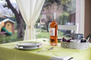 een fles wijn zittend op een tafel met een glas bij Villa indipendente a pochi passi dal lago in San Felice del Benaco