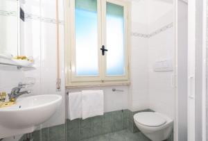Koupelna v ubytování Hotel Sirena
