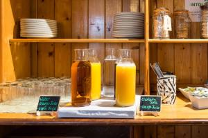 dos botellas de zumo de naranja sentadas en un mostrador en Tudor Lodge en Porthmadog
