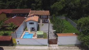 an aerial view of a house with a swimming pool at Pousada Recanto das Margaridas in Boicucanga