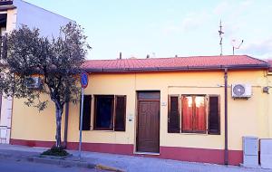 een klein huis aan de straatkant bij B&B Il Cortile del Sole in Olmedo
