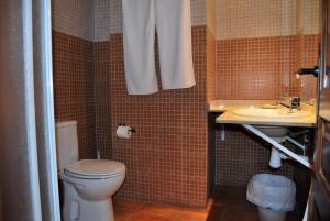 a bathroom with a toilet and a sink at La Piedra del Mediodía in Cirat