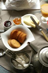 un tavolo con ciotola di cibo e bollitore per il tè di GIVERNY COTTAGE a Saint-Coulomb