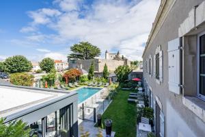 - une vue sur la cour d'un immeuble avec piscine dans l'établissement Le Général d'Elbée Hotel & Spa - Teritoria, à Noirmoutier-en-l'lle