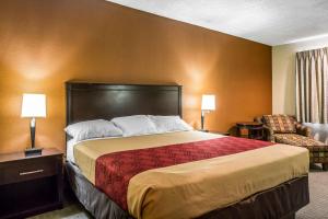 En eller flere senge i et værelse på Baymont by Wyndham Ontario