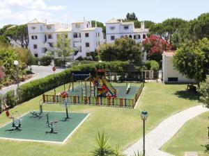 T2 Apartment Old Village Vilamoura tesisinde çocuk oyun alanı