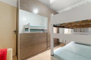 a bedroom with two bunk beds and a mirror at casa das flores in Canoas