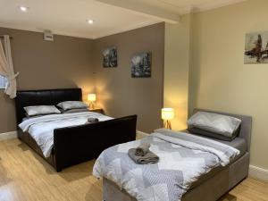 two beds sitting next to each other in a bedroom at Southernwood - Studio 1 in Didcot