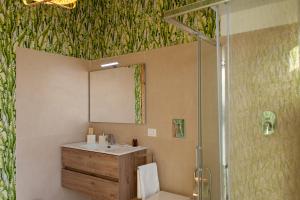 La salle de bains est pourvue d'un lavabo et d'une douche. dans l'établissement Mareluna Penthouse - Luxury Rooftop, à Salerne