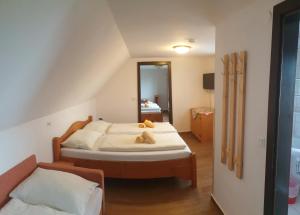 グレーブミングにあるHotel Pension Pürcherhofのベッドルーム(ベッド1台、鏡付)