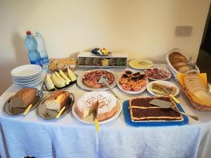 Aggius的住宿－Stazzu Coiga，一张桌子上面有很多不同类型的食物