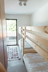 馬洛塞納的住宿－les palivettes12，带窗户的客房内的两张双层床