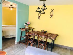 a dining room with a table and a bed at Departamento Tu espacio Eje Central 100 y calle Moctezuma, Garibaldi-Lagunilla Subway-Station in Mexico City +13 photos