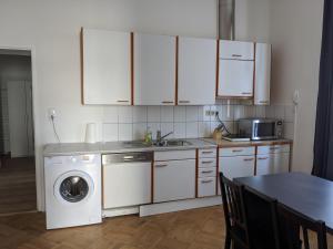een keuken met een wasmachine en een wasmachine bij 109 Apartment Bergner 4-8 Pers 68m2 in Klagenfurt