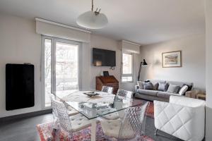 a living room with a glass table and chairs at Strasbourg - Cosy Contades in Strasbourg