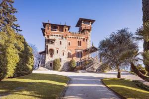 una grande casa con una torre sopra di Villa Gaeta luxury apartment sleeps 8 guests ad Acquaseria