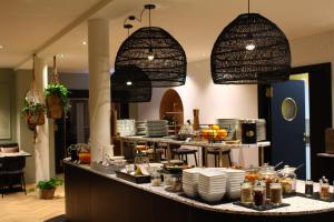 a restaurant with a buffet with plates and food at Hotel Garni Maximilian in Dingolfing