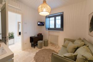 una sala de estar con un sofá y una mesa en Trulli Resort Aia Piccola, en Alberobello