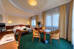 Postel nebo postele na pokoji v ubytování Hotel Terme Antoniano