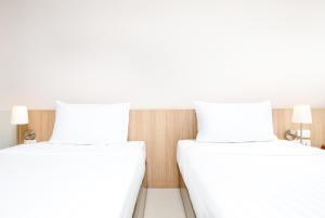 Кровать или кровати в номере Prima Wongamat Hotel - SHA Extra Plus