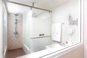 Ванная комната в Prima Wongamat Hotel - SHA Extra Plus