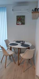 a dining room with a table and chairs at Pe-Ki Lux Apartman Székesfehérvár in Székesfehérvár