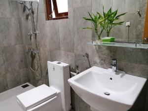 Un baño de Ocean Breeze Apartment Colombo