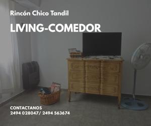 un televisor en un tocador en una habitación en Rincón Chico Tandil en Tandil