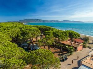 una vista aerea sulla spiaggia e sull'oceano di Villa Trilocale sea, natura & relax! ad Albinia