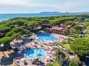 vista aerea su una piscina in un resort di Villa Trilocale sea, natura & relax! ad Albinia