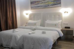 Łóżko lub łóżka w pokoju w obiekcie SUNSET HOTEL