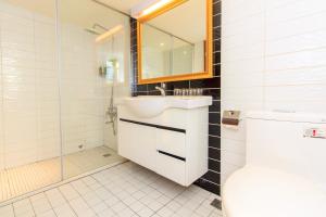 un bagno con lavandino, water e specchio di Qing Ping Jn Humanities Hall青萍居人文會館 a Wujie Altre 37 foto
