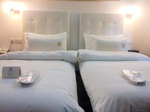 Ένα ή περισσότερα κρεβάτια σε δωμάτιο στο SUNSET HOTEL