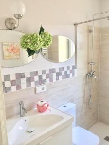 Un baño con lavabo, inodoro y espejo. en La casa de tus sueños, en Villalpando