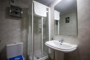 een badkamer met wastafel, douche en toilet bij Front Sun Beach Apartment in Valencia