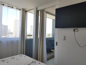 um quarto com uma cama e uma grande janela em Radal 3 - Metro y Parking Estación Central em Santiago
