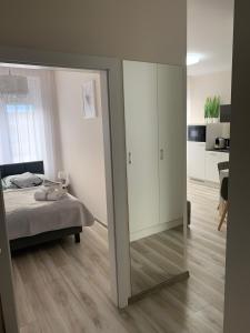 Ένα ή περισσότερα κρεβάτια σε δωμάτιο στο Apartament Walczaka 11 MIEJSCE PARKINGOWE